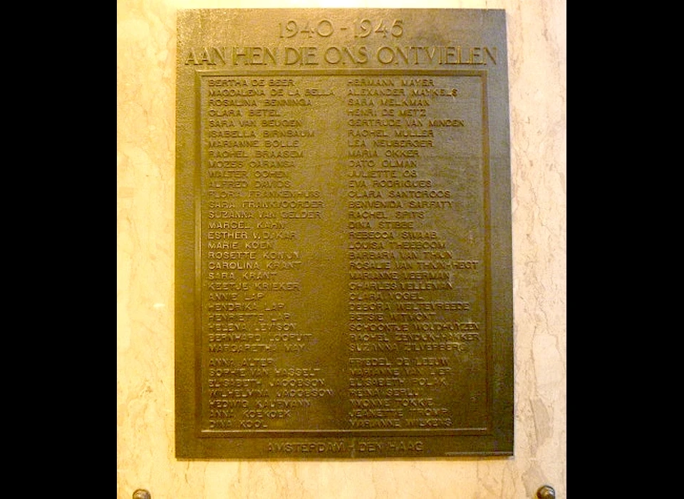 Rokin 140 De Bonneterie plaquette omgekomen medewerkers in de Tweede Wereldoorlog (1950)