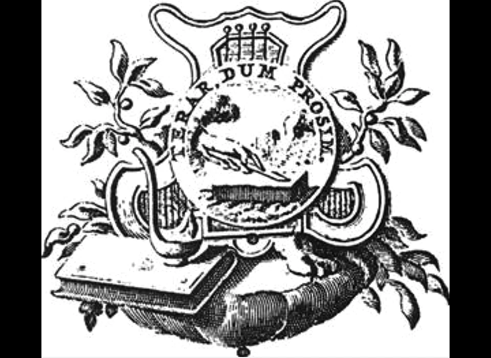 Kalverstraat 10 Het uitgeversmerk van Hendrik Wetstein gebruikt in H.L.Spieghels 'Hertspieghel en andere zede-schriften'. 
					  Terar, dum prosim (Ik mag verslijten, als ik maar van nut ben). (1695)