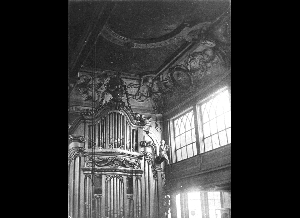 Kalverstraat 213-215 het Boompje orgel en plafond (circa.1905)