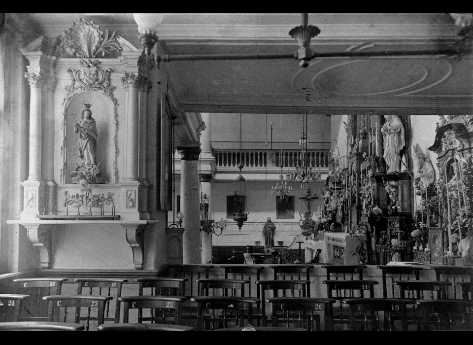 Rokin 168 huiskerk het Boompje op de voorgrond knielbankjes (1905)