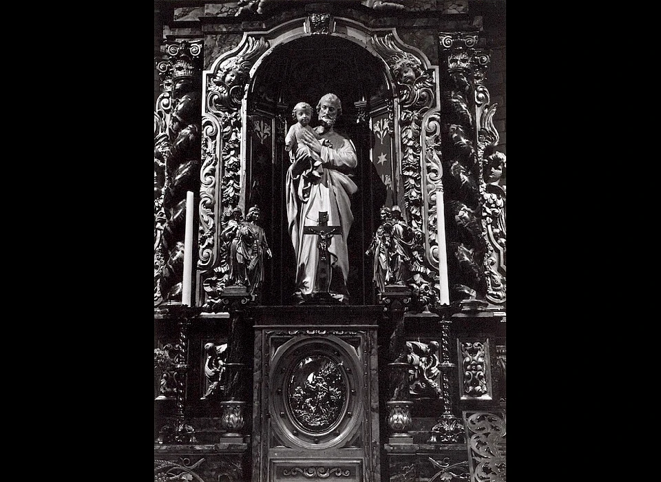 Admiraal de Ruijterweg 406 Jozef-altaar daterende 1676 afkomstig van 't Boompje en daar als Antonius van Padua-altaar in gebruik (1980)