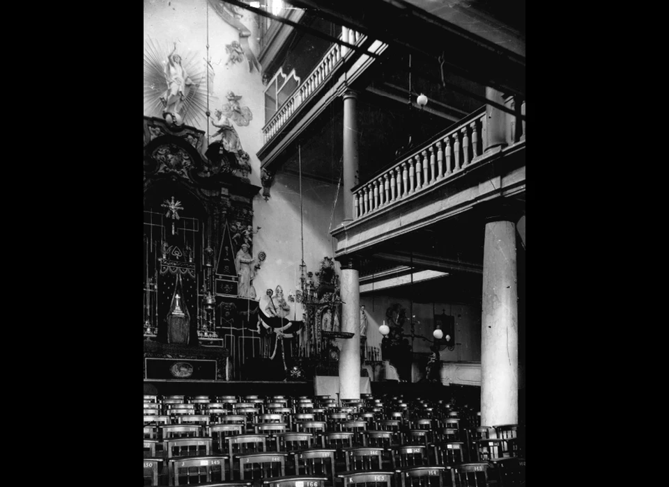 Rokin 168 huiskerk het Boompje op de voorgrond knielbankjes (1904)