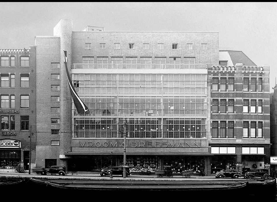 Rokin 168 Vroom & Dreesmann naar het ontwerp van François Caron, het balkon op de 4de verdieping is er nog (1930)