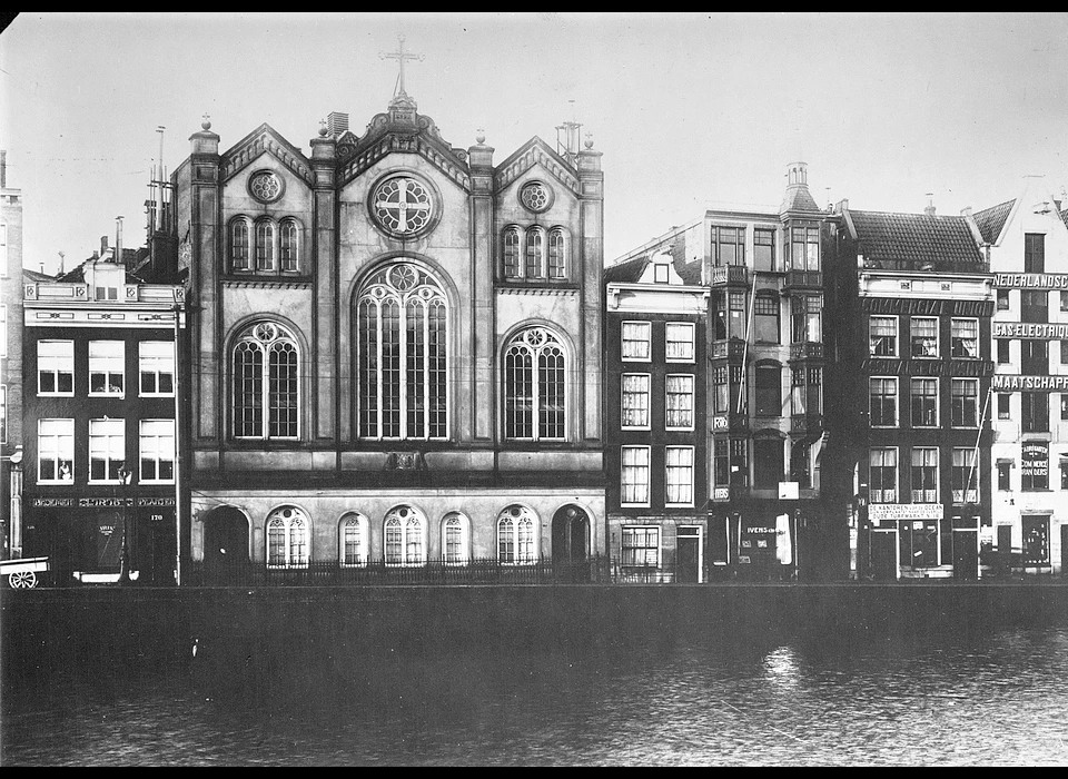 Rokin 168 huiskerk het Boompje gevelstenen zijn weggewerkt achter de hardstenen puibalk (circa.1865)