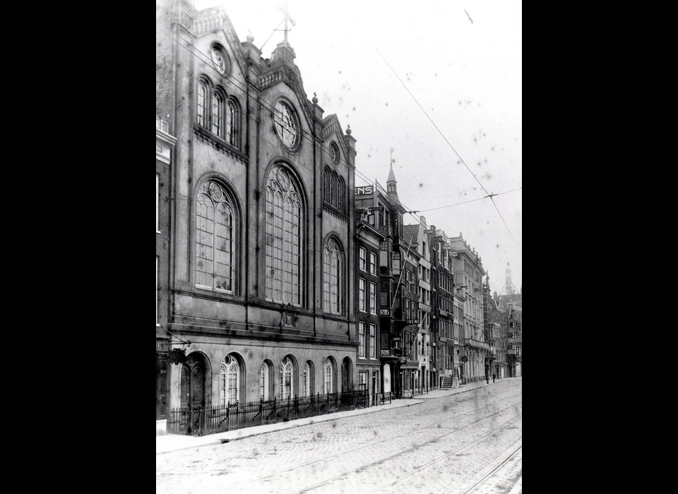 Rokin 168 huiskerk het Boompje gevelstenen zijn weggewerkt achter de hardstenen puibalk (circa.1865)