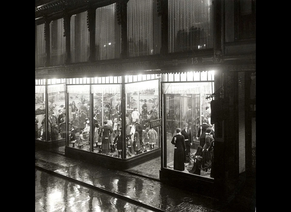 Kalverstraat 213-215 etalages waarbij een losse middenetalage de toegang aan het zicht onttrok, een oplossing die veel grotere winkels toepasten (1915)