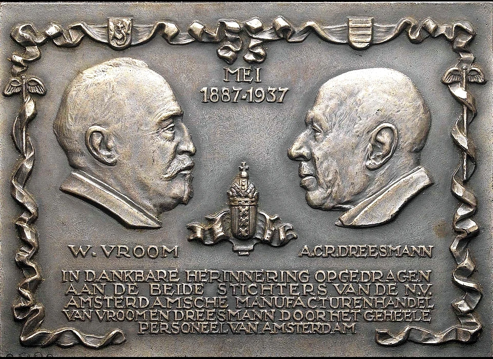 Kalverstraat 213-215 plaquette 50 jaar Vroom & Dreesmann ter herinnering aan de beide stichters (1937)