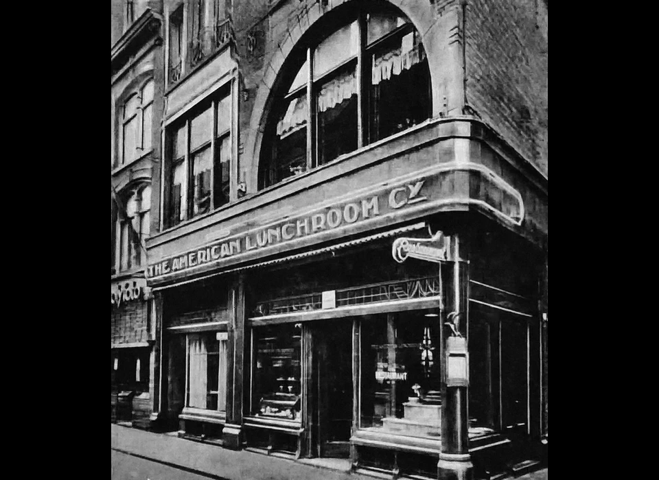 Kalverstraat 16-18 onderpui (1923)
