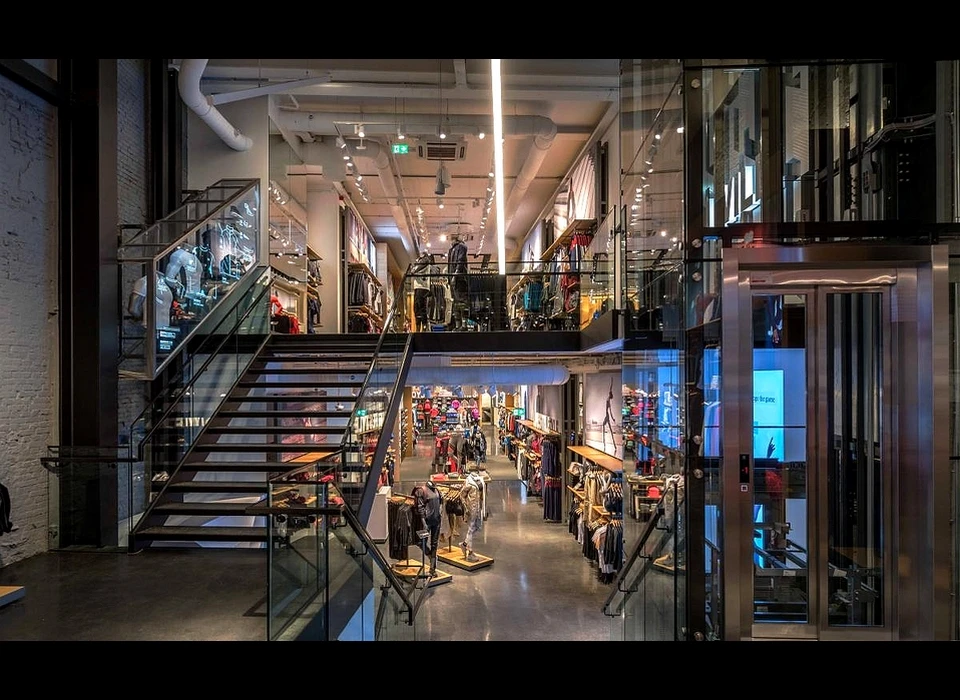 Kalverstraat 16-18 interieur Under Armour (2017)