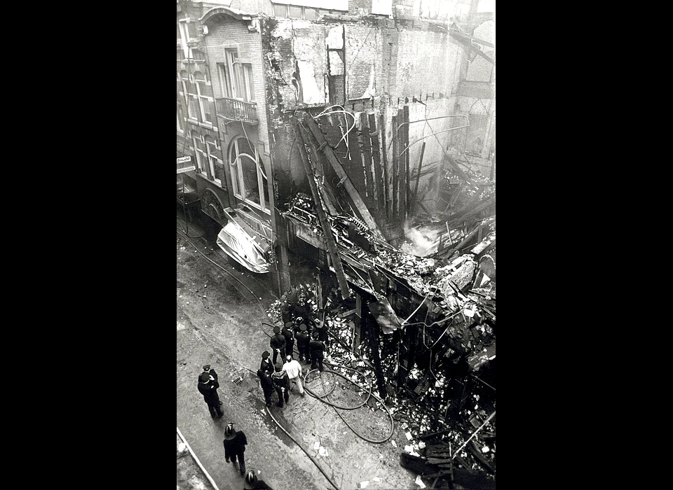 Kalverstraat 11-13 een brand bij Hotel Polen vernield ook dit pand van De Slegte (1977)
