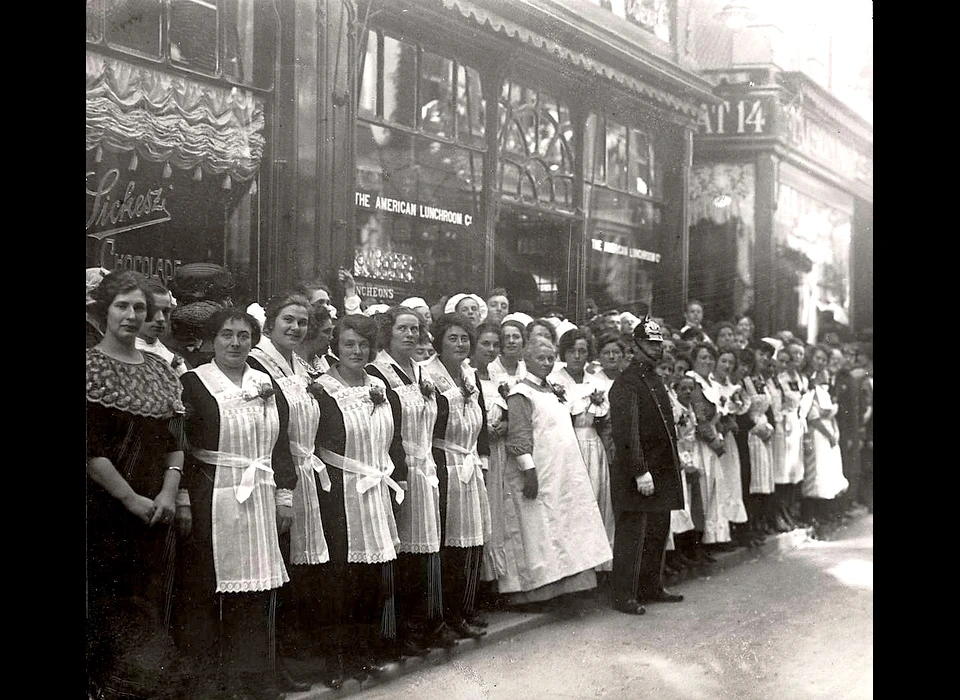 Kalverstraat 16-18 voltallig personeel op straat tijdens rijtoer koningin Wilhelmina 
					  ter gelegenheid van 25-jarig regeringsjubileum (1923)