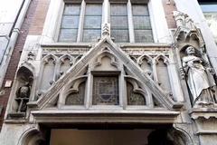 Kalverstraat 58, Petrus en Pauluskerk, de Papegaai