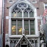 Kalverstraat 58, Petrus en Pauluskerk, de Papegaai