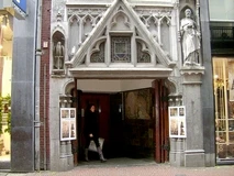 Kalverstraat 58, Petrus en Pauluskerk, de Papegaai