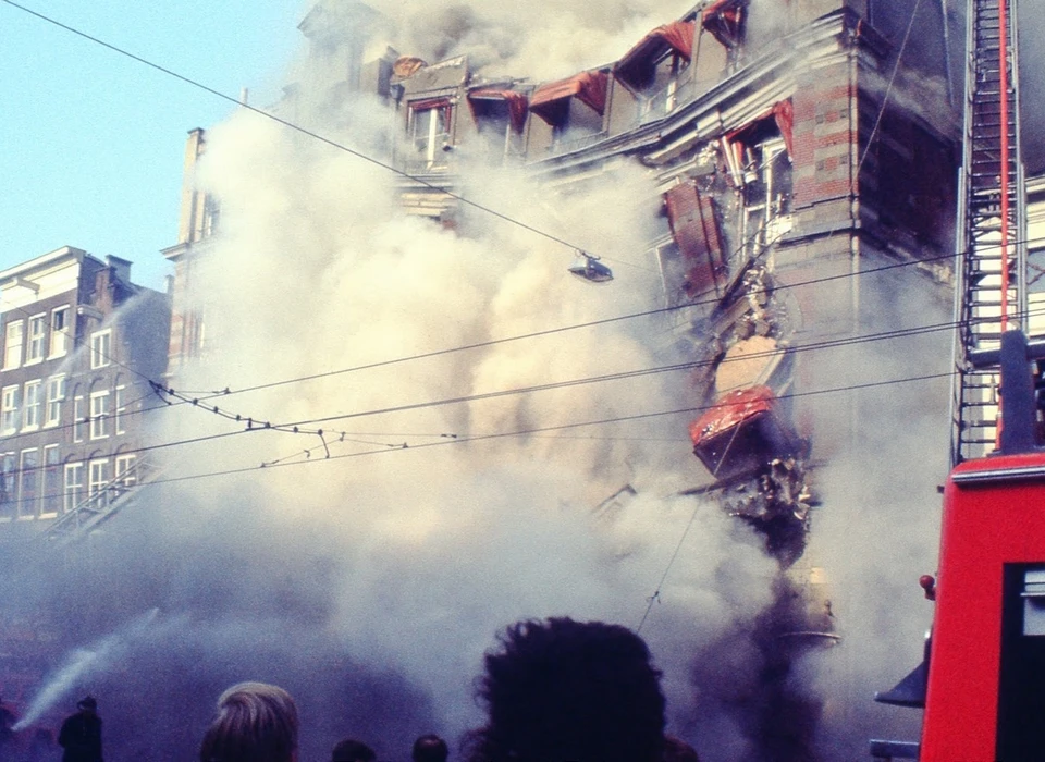 Rokin 14-16 ook de voorzijde van Hotel Polen stort in (1977)