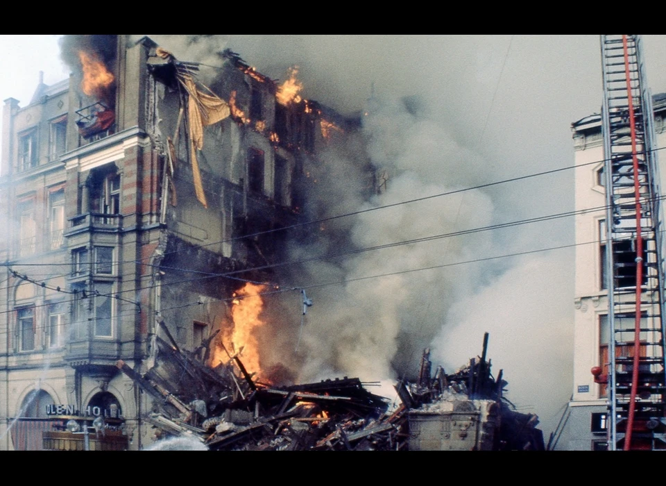 Rokin 14-16 de brandende puinhopen na de instorting van Hotel Polen (1977)