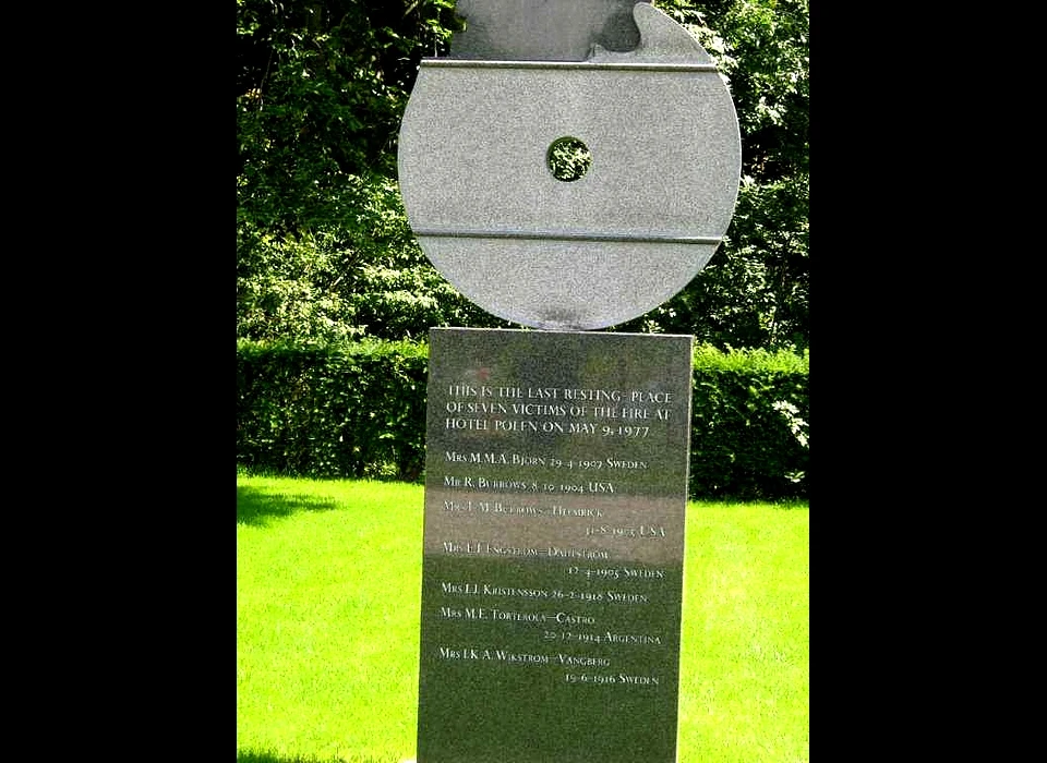 Kruislaan 126 op de Nieuwe Oosterbegraafplaats is een herdenkingsmonument voor zeven slachtoffers van de brand in Hotel Polen -standbeeld- (1981)