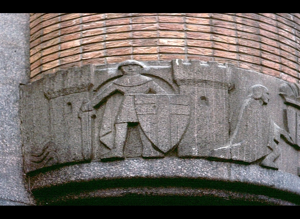 Rokin 170-172 beeldhouwwerk boven trappenhuis, Amsterdam als middeleeuwse vesting door Mari Andriessen (1984)