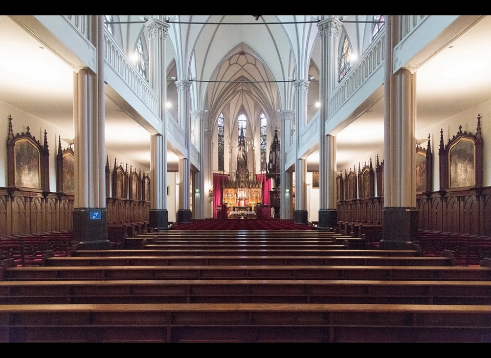 Kalverstraat 58 Petrus en Pauluskerk (de Papegaai) kerkruimte (1994)