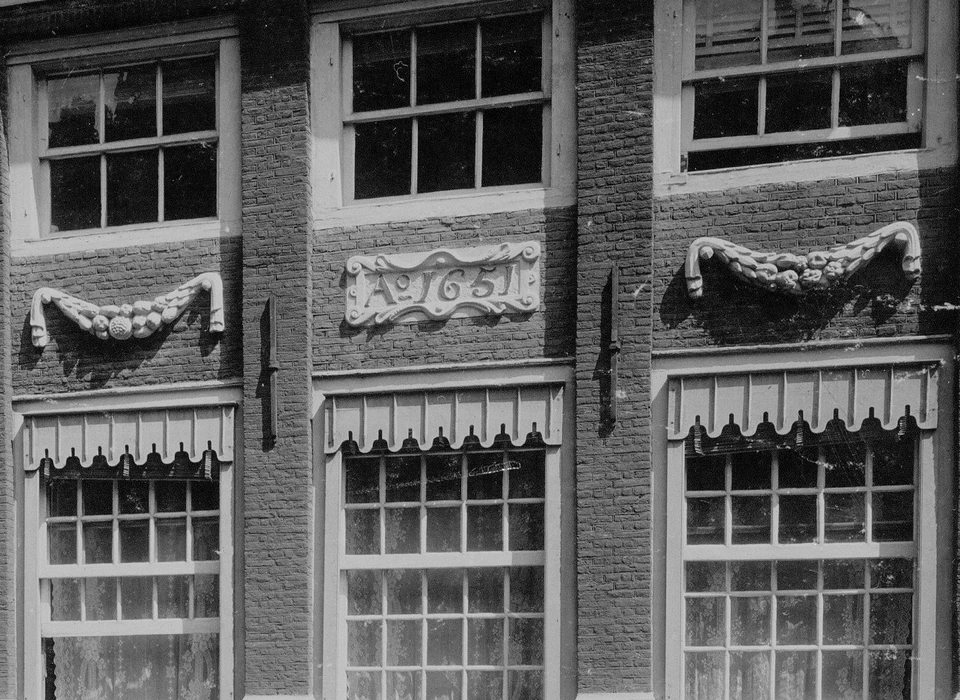 Kalverstraat 213-215 huiskerk het Boompje, guirlandes en cartouche met jaartal 1651 (1910)
