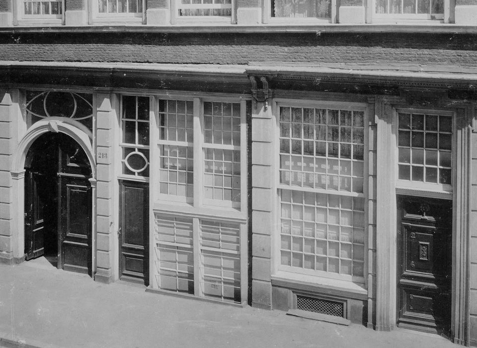 Kalverstraat 213-215 huiskerk het Boompje onderpui toegang kerk (links) en pastorie (rechts) (1910)