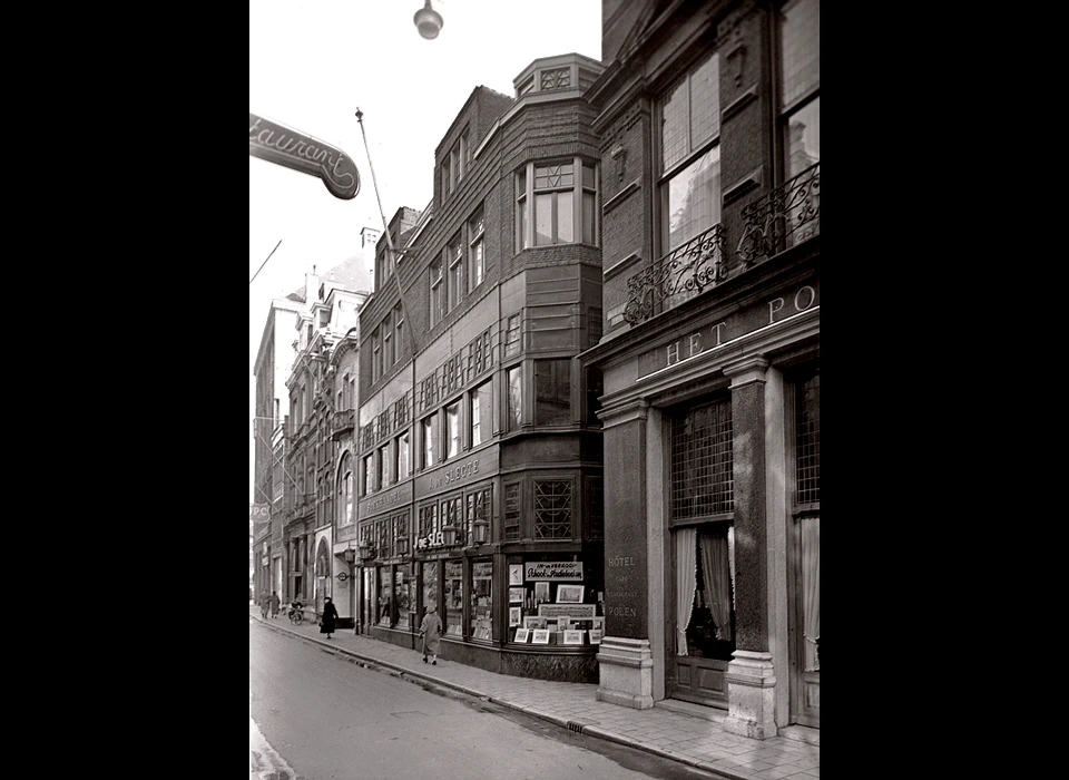 Kalverstraat 11-13 boekhandel De Slegte (1956)