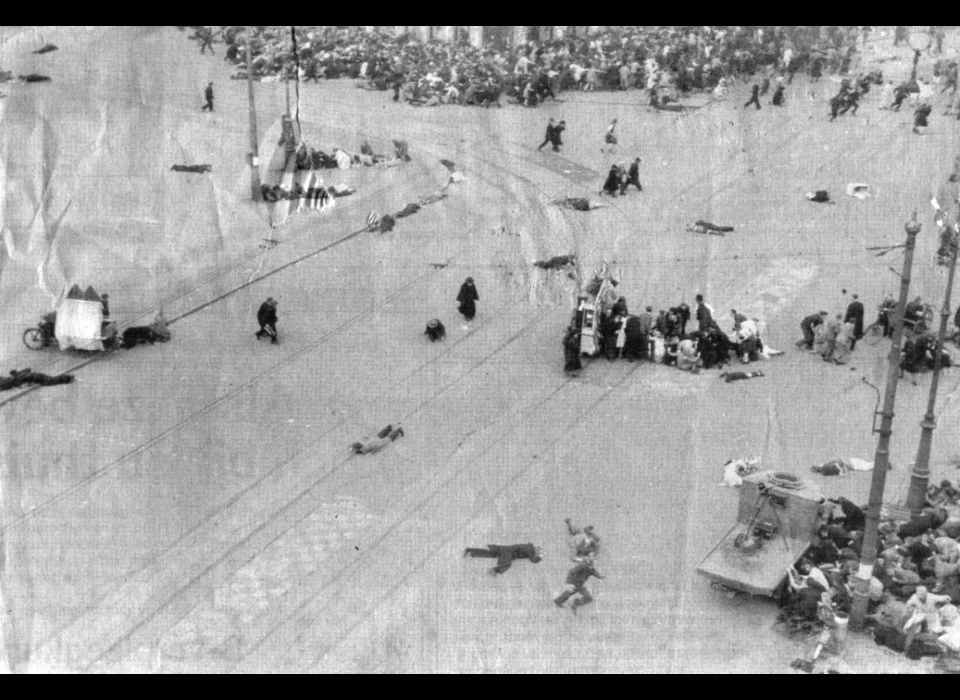 Dam 1945 schietpartij vanuit het gebouw van de Groote Club 