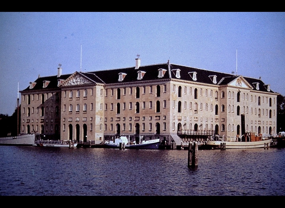 Scheepvaartmuseum vanaf Prins Hendrikkade (1981)