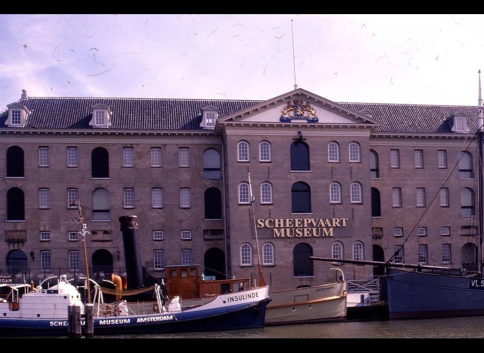 Kattenburgerplein 1 Scheepvaartmuseum zijkant met middenrisaliet (circa.1980)