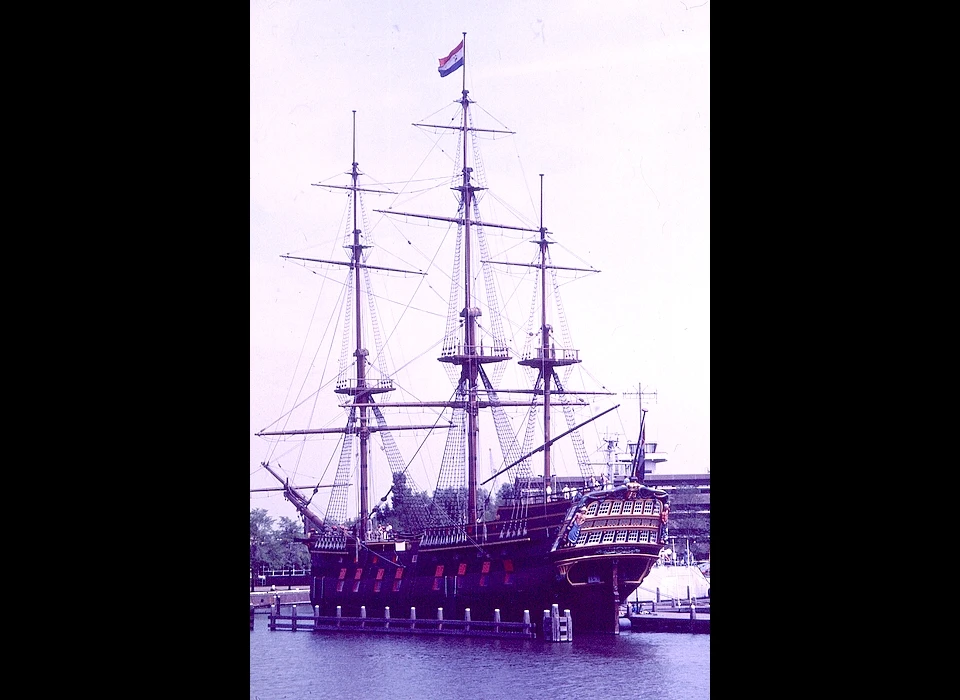 Kattenburgerplein 1 bij het Scheepvaartmuseum ligt een replica van het VOC-schip Amsterdam (1990)
