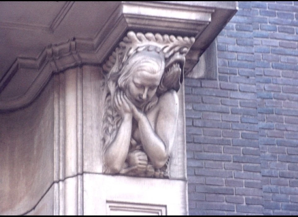 Keizersgracht 666-668 Huis Zeerust console vrouwenfiguur (1976)