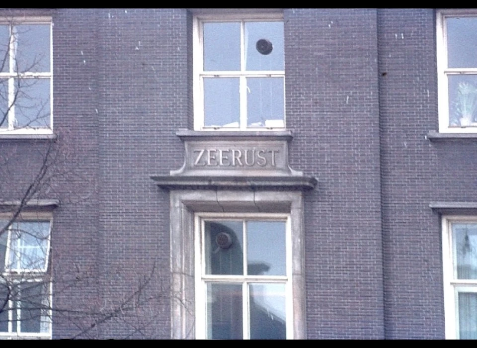 Keizersgracht 666-668 Huis Zeerust naamsteen (1976)