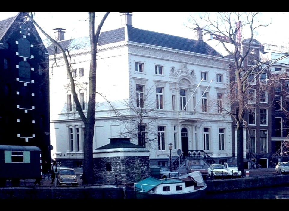 Keizersgracht 452 met Molenpad gezien van brug in Leidsegracht (1975)