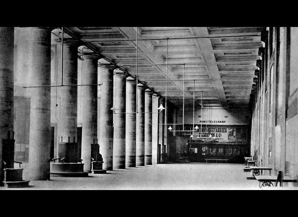 Beurs van Zocher interieur waarbij duidelijk de open structuur van het gebouw te zien is. (1852)