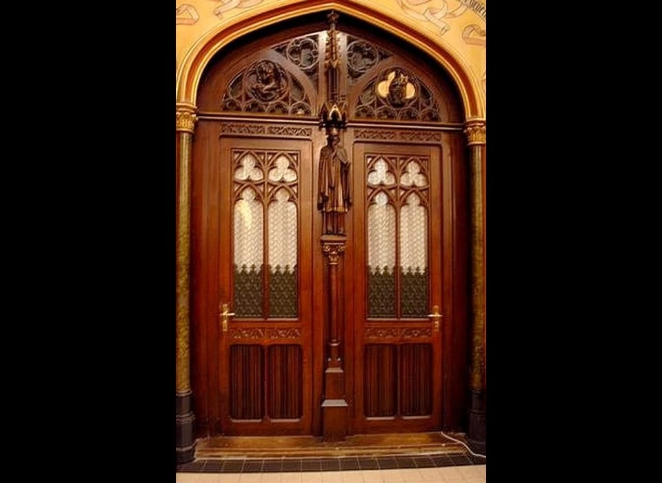 Biechtstoel uit het atelier van Cuypers-Stoltzenberg. De kerk was bedoeld als biechtkerk en heeft zodoende 8 dubbele biechtstoelen