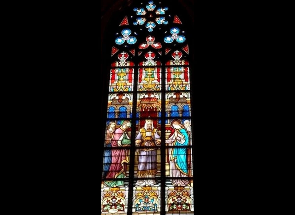 Gebrandschilderd raam huwelijk van Maria en Jozef (uiterst links en rechts de getuigen)