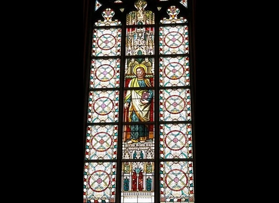 Gebrandschilderd raam middenschip Jacobus de jongere