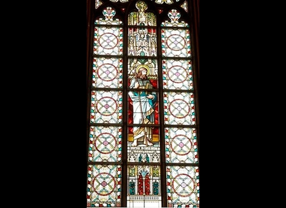Gebrandschilderd raam middenschip Jacobus de oudere
