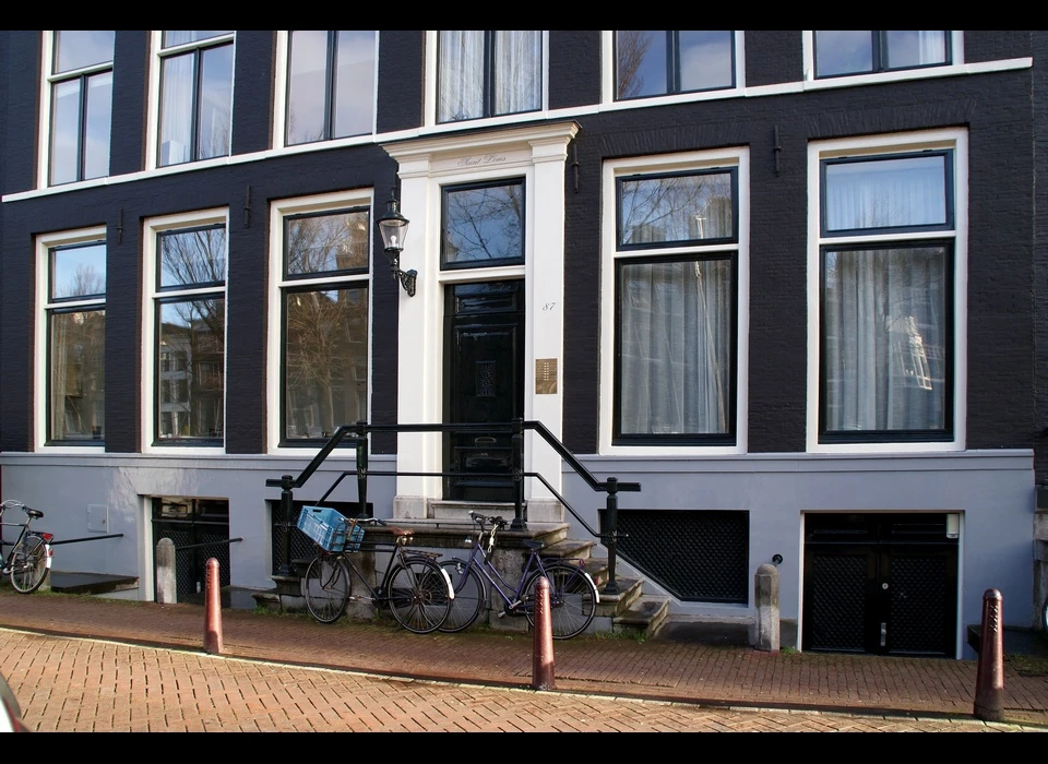 Keizersgracht 85-87 onderpui, ook hier is te zien dat de entree uit het midden zit (2019)