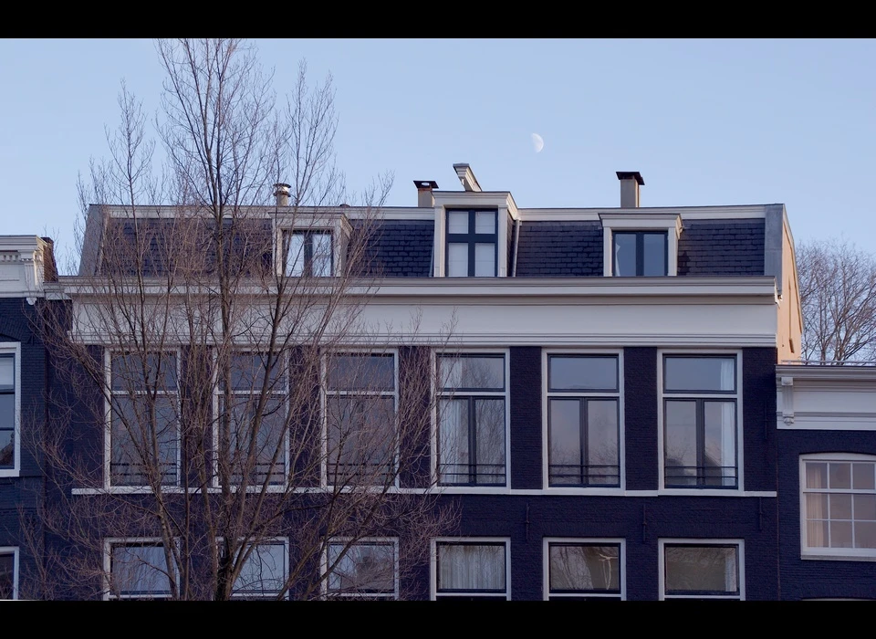 Keizersgracht 85-87 bovenhelft gevel, duidelijk is aan het dak te zien dat het zesde raam later is toegevoegd (2019)