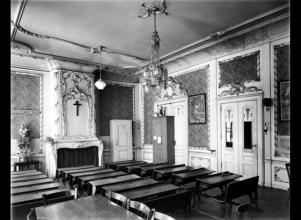 Keizersgracht 87 inrichting schoollokaal R.K.Jongeherenschool St.Louis (1920)