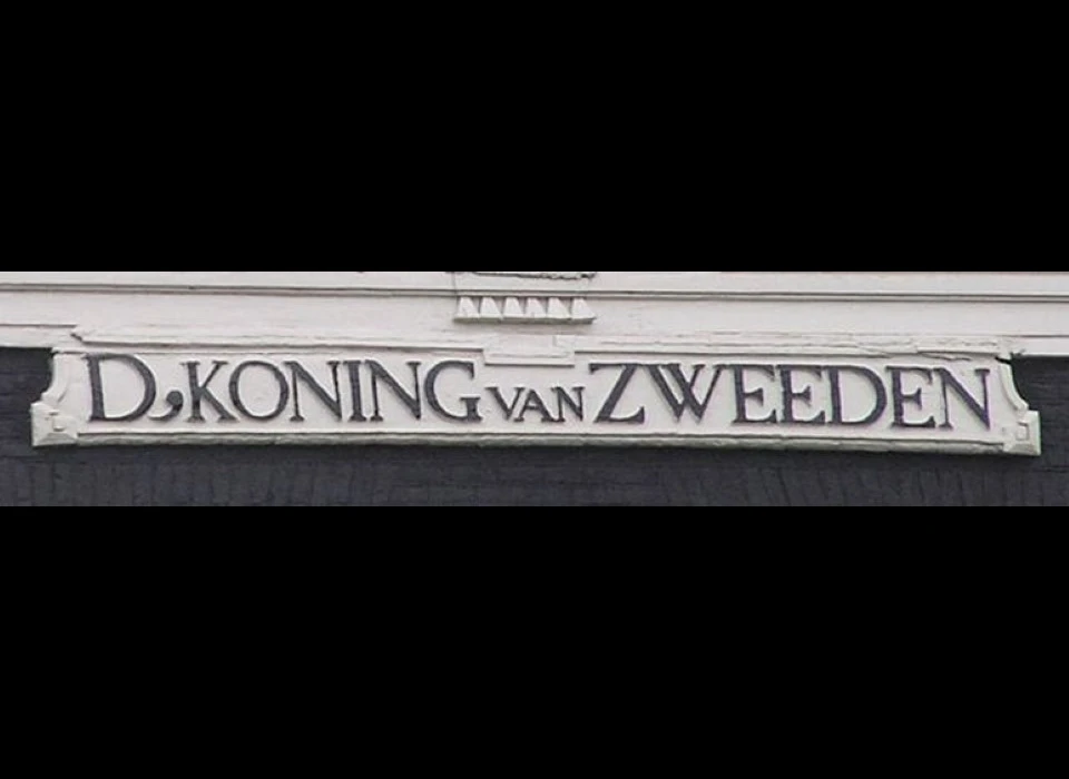 tekstband De Koning van Zweeden onder de fries