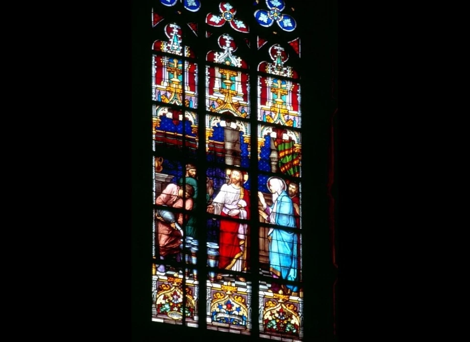 Gebrandschilderd raam Wonder op de Bruiloft van Kana, waar Jezus water in wijn verandert