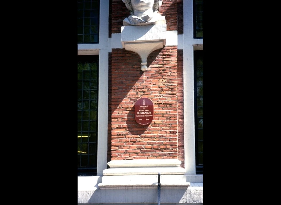 Keizersgracht 123 Huis met de Hoofden herinneringsschildje Comenius