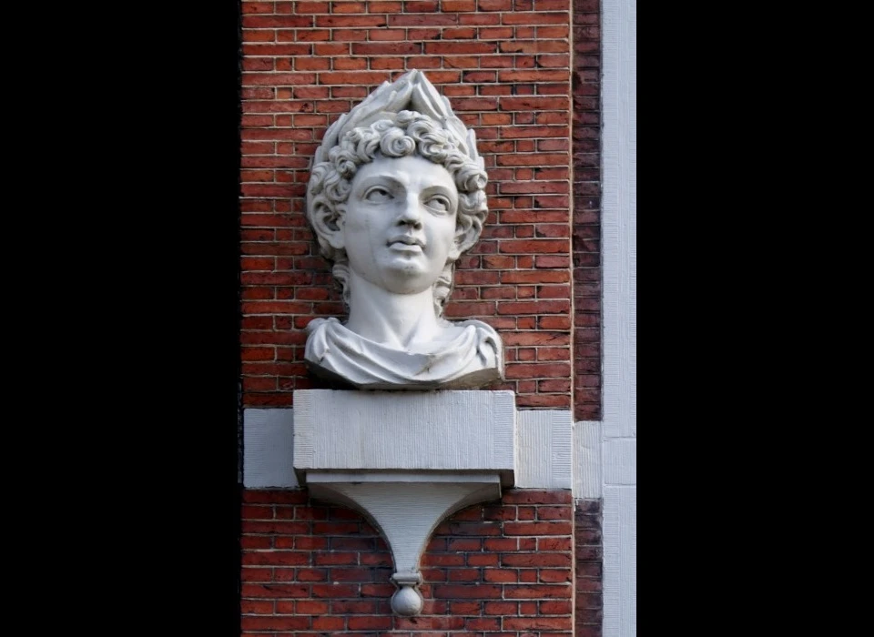 Keizersgracht 123 Borstbeeld Apollo met laurierkrans (god van de kunsten)