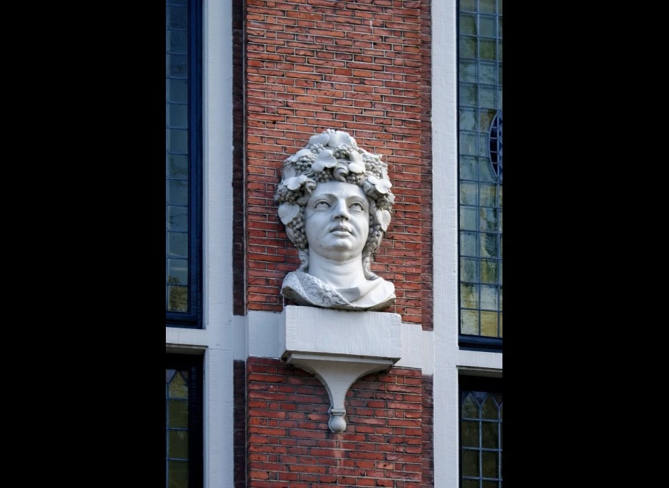 Keizersgracht 123 Borstbeeld Bacchus met druiventrossen (god van de wijn)