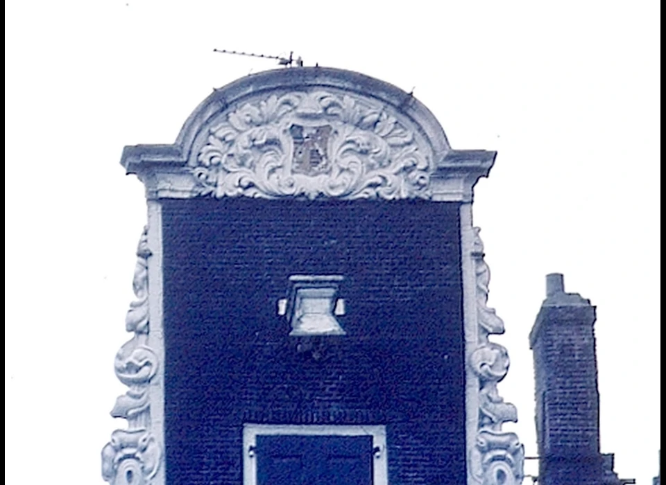 Keizersgracht 210 voorheen huis De Tulp, top halsgevel met wapenschild (Van Schie?) (1974)