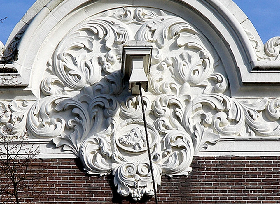 Keizersgracht 101 top lijstgevel met detail Sint Janshoofd (2010)