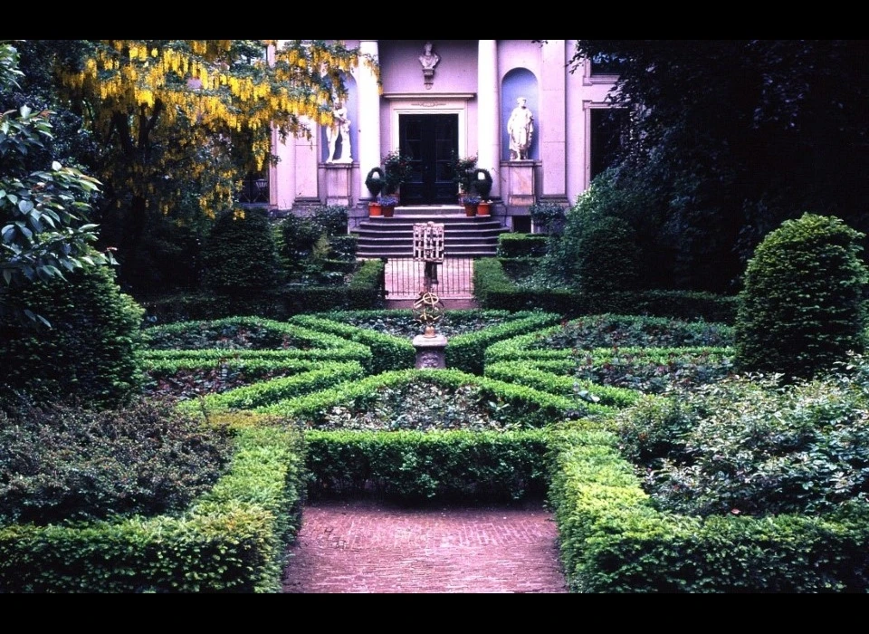 Keizersgracht 672 tuin gezien naar het koetshuis (1995)
