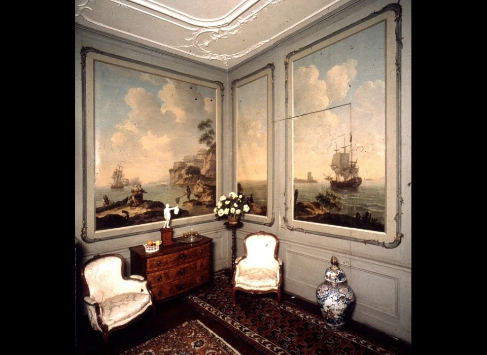 Keizersgracht 672 De Drakensteynkamer is bespannen met behangselschilderingen vermoedelijk van de hand van Jurriaen Andriessen (1999)